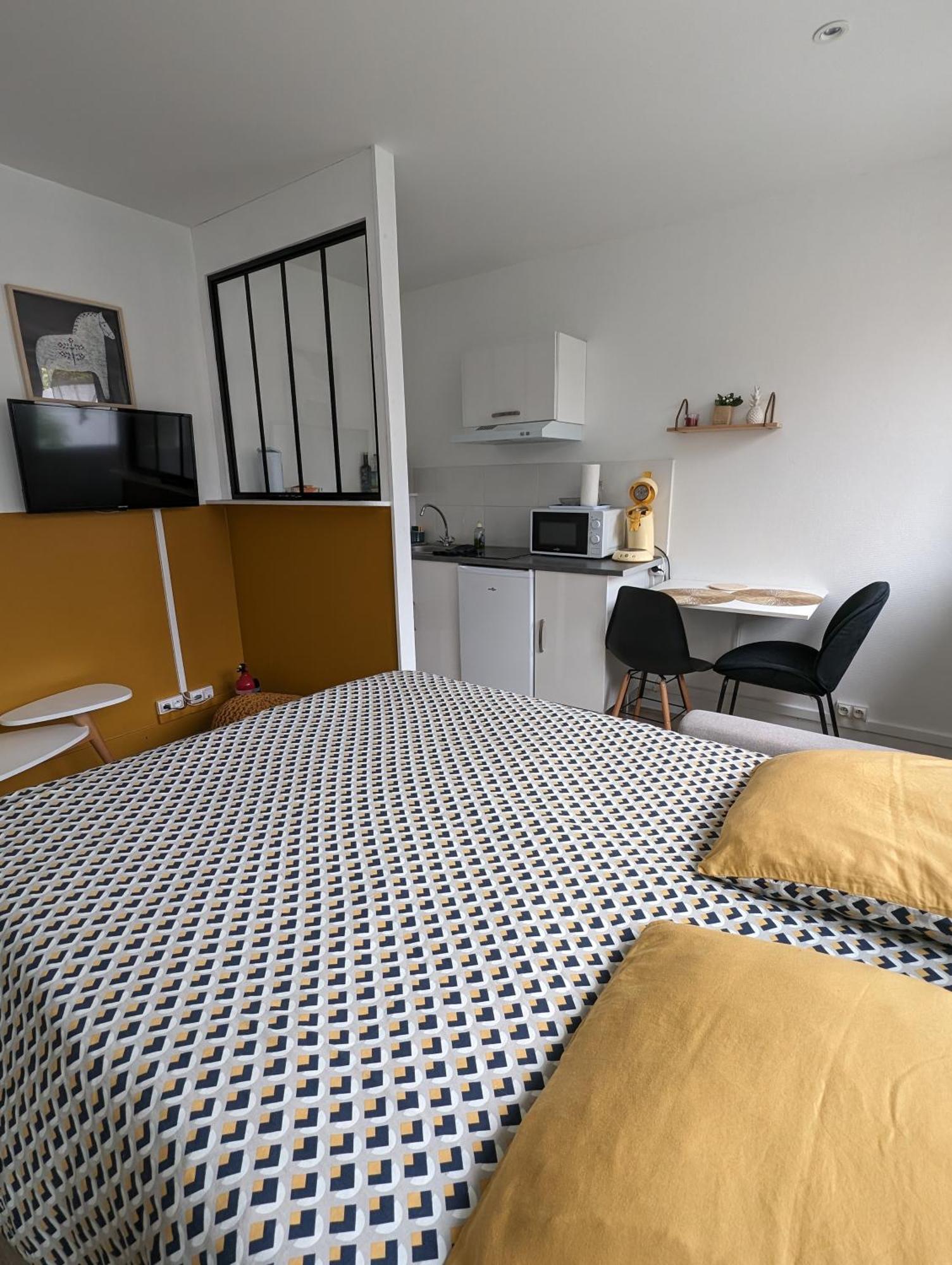 Stockholm- Studio Serenite Avec Jardin Charleville-Mézières Buitenkant foto